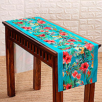 Tischläufer aus Baumwolle, „Floral Greetings“ – Tischläufer aus türkisblauer Baumwolle mit Blumenmuster