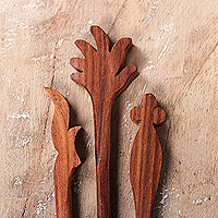 Holzhaarnadeln, „Noble Grace“ (3er-Set) – Set mit 3 handgeschnitzten Haarnadeln aus natürlichem, braunem Mangoholz mit Blättern