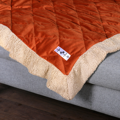 Gesteppte Haustierdecke - Gesteppte Haustierdecke mit flauschigen Rändern in Orange und Beige