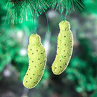 Wollfilz-Ornamente, „Christmas Pickle“ (Paar) – Paar handgefertigte Wollfilz-Ornamente aus Indien