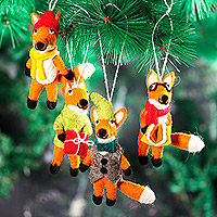 Wollfilz-Ornamente, „Fantastische Füchse“ (4er-Set) – Set mit 4 handgefertigten Wollfilz-Fuchs-Ornamenten aus Indien
