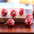 Tiradores de ceramica decorativos, (juego de 6) - Juego de seis pomos de ceramica rojos con diseño de estrellas y puntos hechos a mano