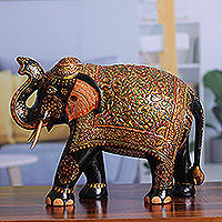 Escultura de madera pintada a mano, 'Royal Embodiment' - Escultura de madera de neem de elefante floral y frondoso pintada a mano