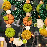 Guirnalda de fieltro de lana - Guirnalda de fieltro de lana verde y naranja con temática de calabaza hecha a mano