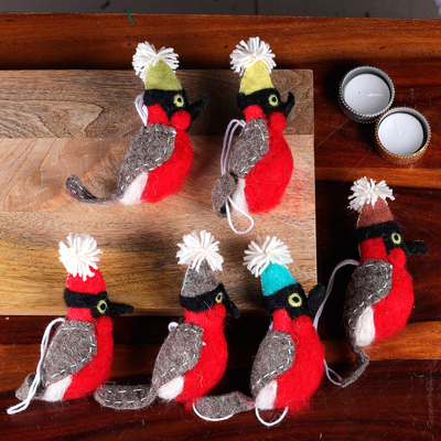 Adornos de fieltro de lana (juego de 6) - Juego de 6 adornos de pájaro rojo de fieltro de lana hechos a mano en la India