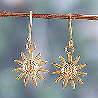 Pendientes colgantes chapados en oro, 'Sunflower Glory' - Pendientes colgantes de girasol chapados en oro de 22 k de la India