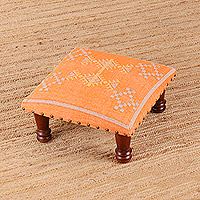 Otomana de algodón bordado, 'Sunset Splendor' - Otomana de algodón naranja bordada con patas de madera de acacia