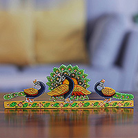 Imán de madera, 'Peacock Glory' - Imán de pavo real de madera Kadam tallado y pintado a mano de la India