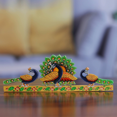 Holzmagnet, 'Peacock Glory' - Handgeschnitzter und bemalter Pfauenmagnet aus Kadamholz aus Indien