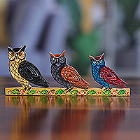 Imán de madera, 'Owl Glory' - Imán de búho de madera Kadam tallado y pintado a mano de la India