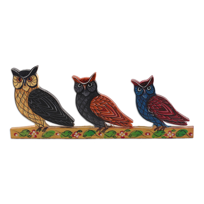 Holzmagnet, 'Owl Glory' - Handgeschnitzter und bemalter Kadam Holz Eulenmagnet aus Indien