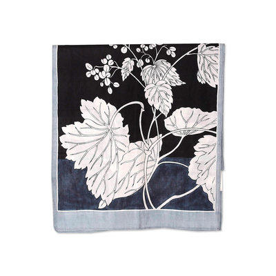 Mantón de seda pintado a mano. - Mantón de seda con bordes pintados a mano y motivos de hojas, procedente de la India.