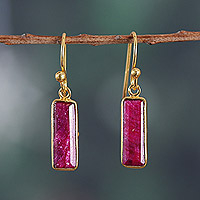 Pendientes colgantes de rubí chapados en oro, 'Vibrant Glam' - Pendientes colgantes chapados en oro de 18k con gemas de rubí de la India