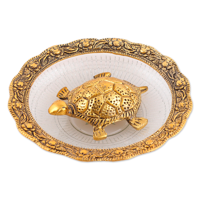 Mittelstück aus Aluminium, 'Göttliche Schildkröte - Antiker Tafelaufsatz aus Aluminium und Glas mit goldener Schildkröte