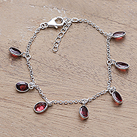Granat-Charm-Armband, „Dancing Devotion“ – Sterling-Silber-Charm-Armband mit 7-Karat-Granat-Juwelen