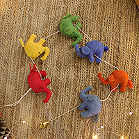 Móvil de fieltro de lana, 'Adorables elefantes' - Móvil de fieltro multicolor con temática de elefante hecho a mano con campana
