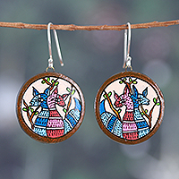 Ohrhänger aus Keramik, „Forest Duo“ – Runde Ohrhänger aus blauer und rosafarbener Keramik mit Hirschmotiv