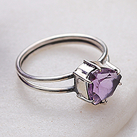 Anillo de una sola piedra de amatista, 'Purple Luminosity' - Anillo de una sola piedra de amatista de 3 billones de quilates altamente pulido