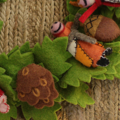 Corona de fieltro de lana, 'Barnyard Party' - Corona de fieltro de lana verde con temática de animales de granero frondoso de la India