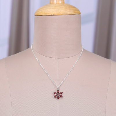 Halskette mit Granat-Anhänger - Halskette mit Anhänger aus dreikarätigem, floral facettiertem Granat