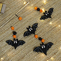 Colgante de pared de fieltro de lana, 'Murciélagos embrujados' - Colgante de pared de fieltro de lana naranja y negro con temática de murciélago hecho a mano
