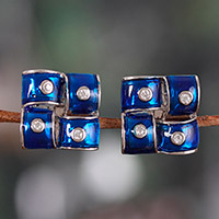 Moissanit-Knopfohrringe, „Regal Promise“ – Hochglanzpolierte, rhodinierte blaue Moissanit-Knopfohrringe