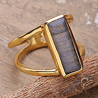 Anillo de cóctel de labradorita bañado en oro, 'Golden Enigma' - Moderno anillo de cóctel de labradorita de dos quilates chapado en oro de 18k