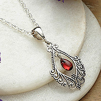 Granat-Anhänger-Halskette, „Red Incantation“ – Halskette mit natürlichem Granat-Anhänger in klassischer Kombination