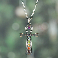 Halskette mit Anhänger aus mehreren Edelsteinen, „Chakra-Kreuz“ – einkarätige kreuzförmige Halskette mit Anhänger aus mehreren Edelsteinen