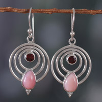 Ohrhänger aus Granat und Opal, „Orbiting Romance“ – Polierte runde Ohrhänger aus Granat und Opal aus Indien