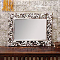 Holzspiegel, „Reflections in White“ – handgefertigter durchbrochener Wand- und Tischspiegel aus Holz im Used-Look