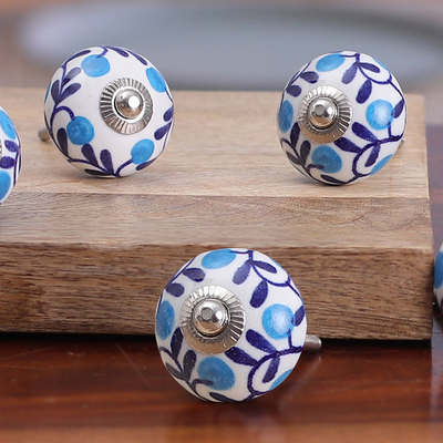 Tiradores de cerámica, (juego de 6) - Juego de 6 perillas de cerámica con hojas azules y blancas hechas a mano