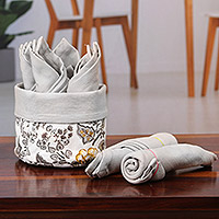 Baumwollservietten und Korb, „Gentle Grey“ (6er-Set) – Set aus 6 grauen Baumwollservietten mit floralem weißem Korb