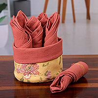 Baumwollservietten und Korb, „Gentle Strawberry“ (6er-Set) – Set mit 6 roten Baumwollservietten mit floralem gelbem Korb