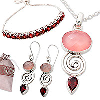 Set de regalo seleccionado, 'Love Tale' - Set de regalo seleccionado con pendientes y collar de plata y granate