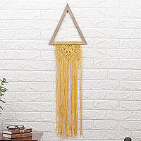 Baumwoll-Wandbehang, „Dreieck des Erfolgs“ – handgewebter dreieckiger gelber Makramee-Baumwoll-Wandbehang