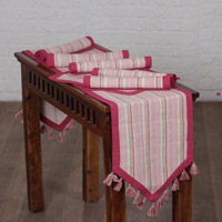 Corredor de mesa y manteles individuales de algodón, 'Pink Grace' (juego de 5) - Corredor de mesa y manteles individuales de algodón rosa hechos a mano (juego de 5)