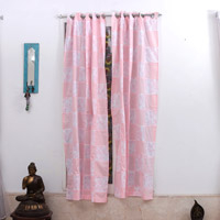 Baumwollvorhänge, „Checkered Spring“ (Paar) – Blumenkarierte rosa und weiße Baumwollvorhänge (Paar)
