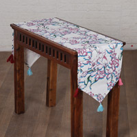Tischläufer aus Baumwolle, „Delicious Blooms“ – handgefertigter Tischläufer aus Baumwolle mit Blumenmuster in Rosa- und Blautönen