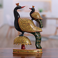 Holzskulptur „Peacock Bond“ – handbemalte Holzskulptur von Pfau und Kind aus Indien
