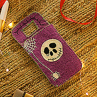 Funda móvil de fieltro de lana, 'Spooky Vibe' - Funda móvil de fieltro de lana púrpura hecha a mano con temática de Halloween