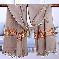 Mantón de lana - Chal color topo bordado floral de lana y rayón tejido a mano