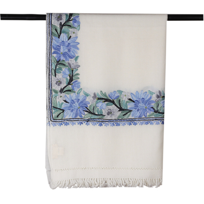 Mantón de lana - Mantón de lana tejido con bordado de rayón en tonos marfil y azul