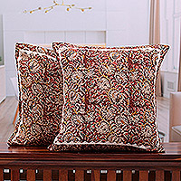 Kissenbezüge mit Baumwollapplikationen, „Russet Garden“ (Paar) – 2 rote Kalamkari-Applikationskissenbezüge aus Baumwolle aus Indien