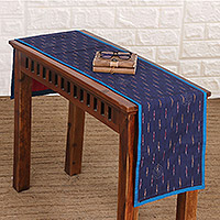 Corredor de mesa de algodón reversible, 'Ikat Glory' - Corredor de mesa de algodón reversible bordado en azul y rojo
