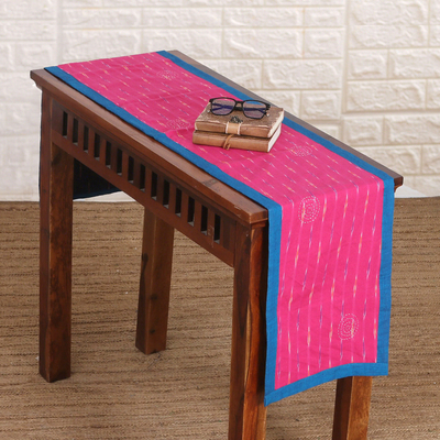 Wende-Tischläufer aus Baumwolle, „Ikat Glory“ – bestickter Wende-Tischläufer aus Baumwolle in Blau und Rot