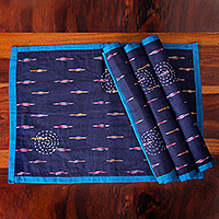 Wende-Tischsets aus Baumwolle, „Ikat Glory“ (4er-Set) – Set mit 4 Wende-Tischsets aus Baumwolle in Blau und Rot