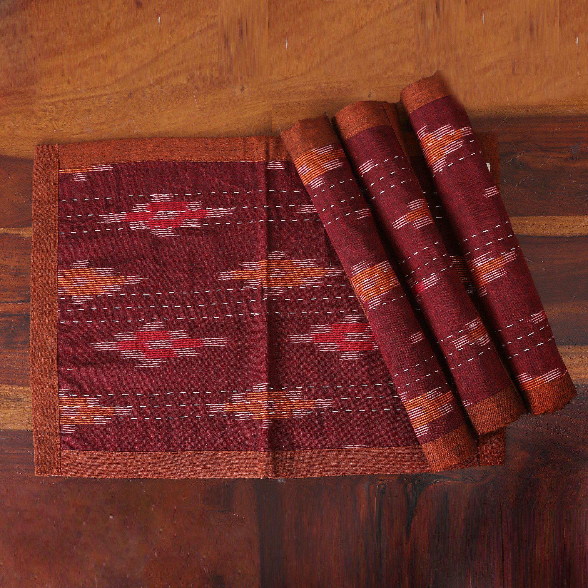 Set mit 4 wendbaren Baumwoll-Tischsets in Burgund und Orange, 'Ikat-Essenz'