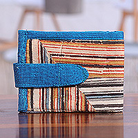 Geldbörse aus Baumwolle und Jute, „Serene Essential“ – Handgefertigte Geldbörse aus gestreifter blauer Baumwolle und Jute mit Klettverschluss
