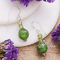 Pendientes colgantes de ágata y peridoto, 'Vital Green' - Pendientes colgantes con cuentas de ágata verde y peridoto natural